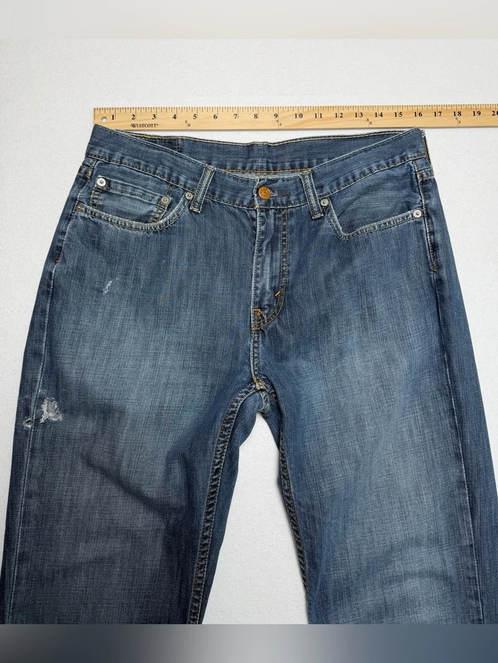 Levi's 514 Straight Fit Jeans Medium Wash Actual Size 32X31 READ DESCRIPTION